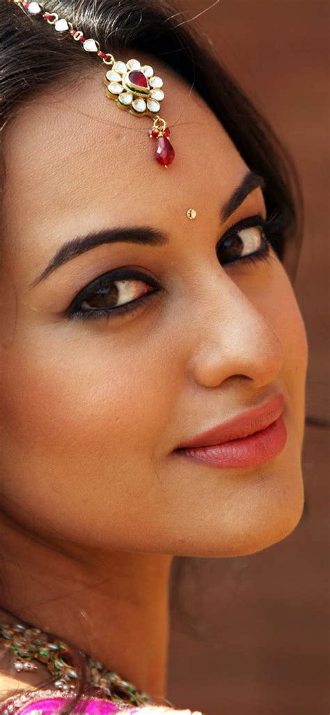 sonakshi sinha hot gif|sonakshi sinha face close up.